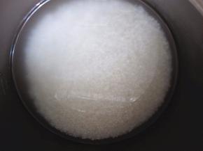 大米淘洗干净后加入平常煲饭的水量；