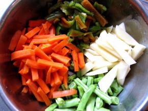 将胡萝卜、土豆、豆角和青椒切成条段备用。