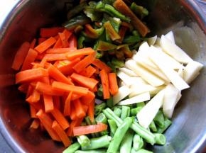 将胡萝卜、土豆、豆角和青椒切成条段备用。