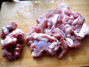 鸡腿充分浸泡出血水后去除骨头并切成小块；