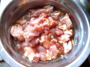 用料酒、盐、酱油、胡椒粉腌制15-20分钟。