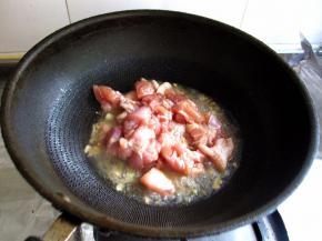 锅中放入少许油，稍热后将葱姜放入爆香后，倒入鸡块。