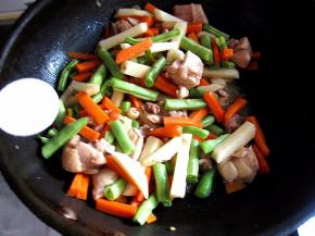 翻炒均匀并加入盐、鸡精和酱油等调料；