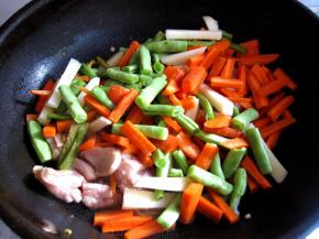 将土豆条、胡萝卜条和豆角段放入；