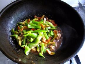 余下的蔬菜将青椒放入