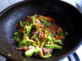 翻炒均匀后关火备用。