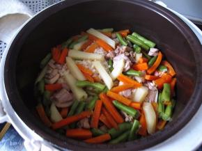 将电饭煲跳键后打开盖，已经是香气扑鼻啦。