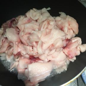 倒入片好的猪板油，大火烧开