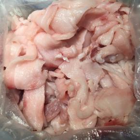 在肉铺买质量合格的猪板油，不需要皮哦，切成片或者丁