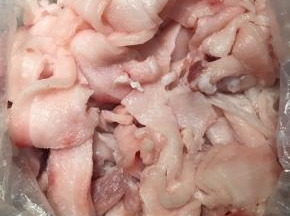 在肉铺买质量合格的猪板油，不需要皮哦，切成片或者丁