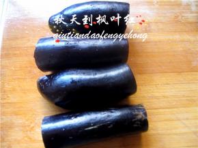 茄子切成长短相近的段；