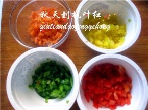 彩椒和胡萝卜切成碎备用；