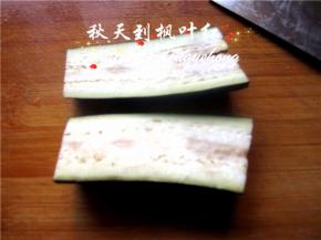 茄子从中间切开；