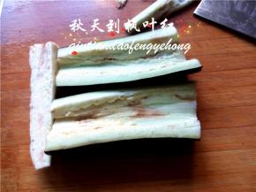 将里面的茄子肉取出；