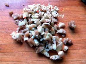 将茄子肉也切碎备用；