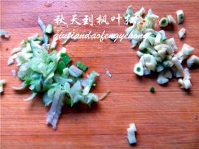准备好大葱碎和蒜末；