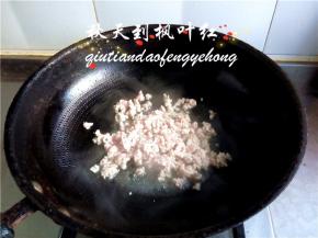 锅中油温热时将肉馅放入炒散；