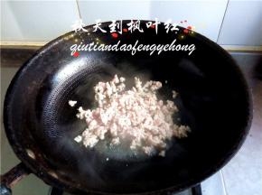 锅中油温热时将肉馅放入炒散；