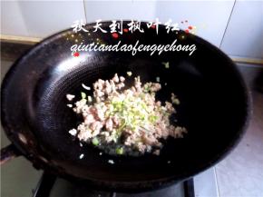 放入葱花蒜末爆香；