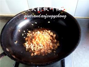 放入胡萝卜翻炒；