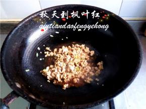 倒入适量的料酒、酱油和盐；