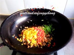 将彩椒碎放入翻炒；