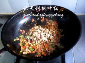 放入茄子丁翻炒均匀；