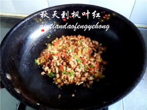 如果水份比较多可以加入少许水淀粉，汤汁浓稠即可关火。