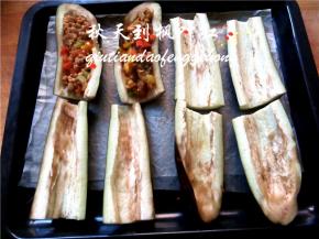 将茄子条放入烤盘里。