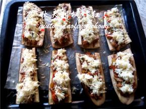 取出后上面均匀的撒上马苏里拉奶酪碎。