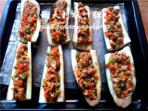 将炒好的菜粒盛入茄条里。