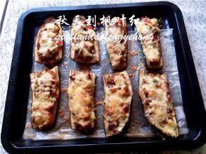 放入烤箱再烘烤10分钟，芝士融化，表面出现焦黄颜色即可出炉。