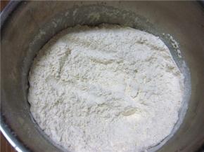 将面粉过筛放入容器中。