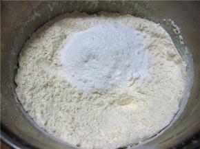 将白糖、盐放入。