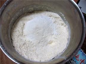 加入泡打粉，将上述粉类混合均匀。