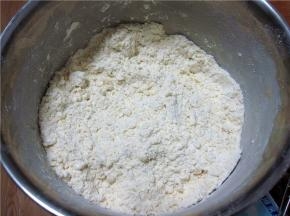 用手把黄油和面粉混合成粗粒状。