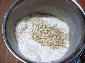 放入燕麦片混合均匀。