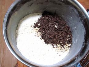 加入巧克力碎。