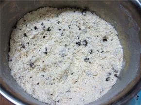 将材料混合均匀。