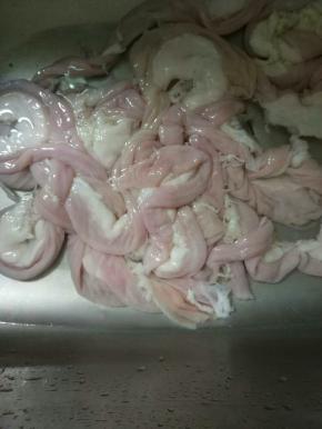 清洗肠衣，用面粉加盐清洗干净最后倒些食醋在清洗一遍
