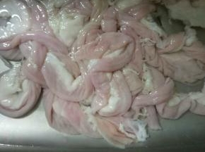 清洗肠衣，用面粉加盐清洗干净最后倒些食醋在清洗一遍