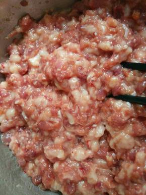 将调料加入肉馅里顺一个方向搅拌均匀，一定要把葱姜水混到肉里直至搅拌到粘稠