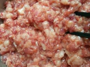 将调料加入肉馅里顺一个方向搅拌均匀，一定要把葱姜水混到肉里直至搅拌到粘稠