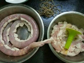 开始灌肠，有灌肠的机器用灌肠机器，没有就用灌肠嘴，要灌实了