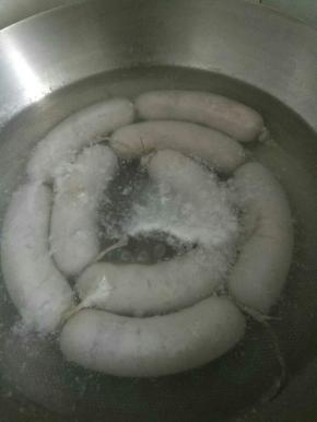 冷水入锅煮熟了出锅，晾凉了放冰箱保存，吃的时候或煎或烤