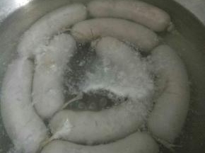 冷水入锅煮熟了出锅，晾凉了放冰箱保存，吃的时候或煎或烤