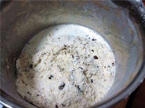 倒入300ml的牛奶。