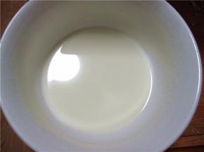 将牛奶和糖混合均匀。