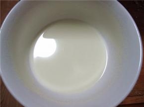 将牛奶和糖混合均匀。