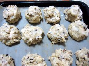 在做好的面团上刷上加糖的牛奶液。